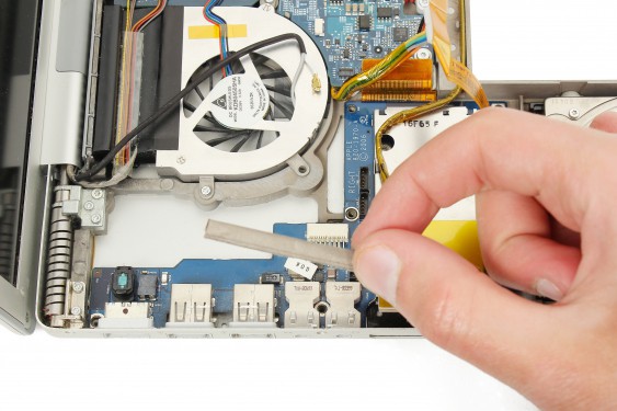 Guide photos remplacement capteur de température du radiateur principal Macbook Pro 17"  Modèles A1151, A1212, 1229 & A1261 (Etape 41 - image 2)