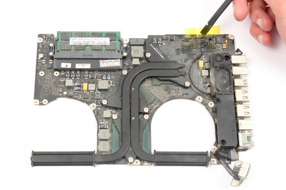 Guide photos remplacement haut-parleur gauche MacBook Pro 15" Fin 2008 - Début 2009 (Modèle A1286 - EMC 2255) (Etape 32 - image 3)