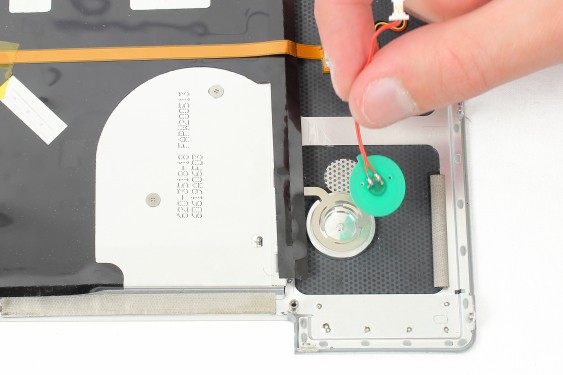 Guide photos remplacement bouton d'allumage Macbook Pro 17"  Modèles A1151, A1212, 1229 & A1261 (Etape 20 - image 2)