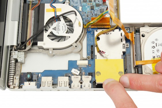 Guide photos remplacement carte d'entrées/sorties Macbook Pro 17"  Modèles A1151, A1212, 1229 & A1261 (Etape 38 - image 1)