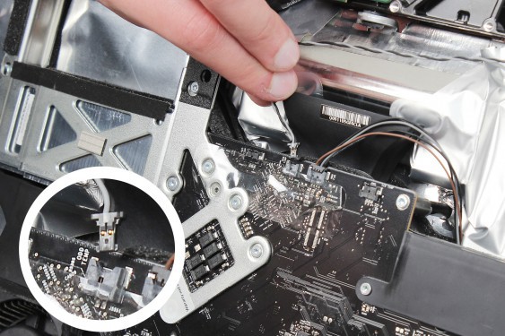 Guide photos remplacement ventilateur du disque dur iMac 24" mi-2007 & début 2008 (EMC 2134 et 2211) (Etape 26 - image 2)