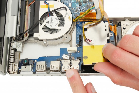 Guide photos remplacement carte d'entrées/sorties Macbook Pro 17"  Modèles A1151, A1212, 1229 & A1261 (Etape 38 - image 2)