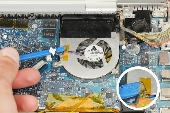 Guide photos remplacement capteur de température du radiateur principal Macbook Pro 17"  Modèles A1151, A1212, 1229 & A1261 (Etape 18 - image 1)