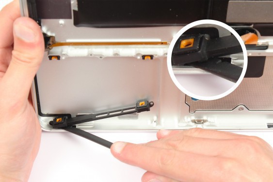 Guide photos remplacement récepteur infrarouge / support bas du disque dur MacBook Pro 15" Fin 2008 - Début 2009 (Modèle A1286 - EMC 2255) (Etape 48 - image 2)