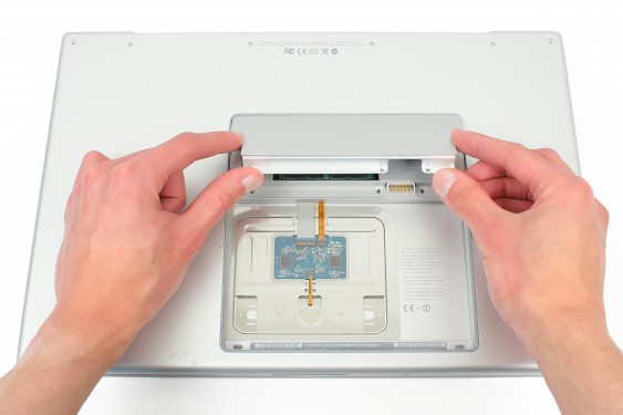 Guide photos remplacement capteur de température du radiateur principal Macbook Pro 17"  Modèles A1151, A1212, 1229 & A1261 (Etape 6 - image 2)