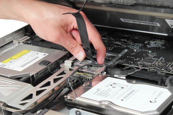 Guide photos remplacement récepteur infrarouge iMac 27" fin 2009 (EMC 2309 et 2374) (Etape 10 - image 2)