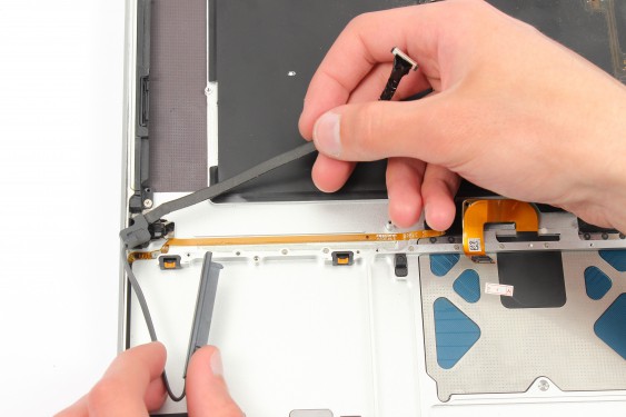 Guide photos remplacement récepteur infrarouge / support bas du disque dur MacBook Pro 15" Fin 2008 - Début 2009 (Modèle A1286 - EMC 2255) (Etape 45 - image 4)