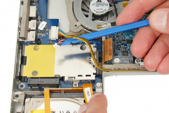 Guide photos remplacement capteur de température du radiateur principal Macbook Pro 17"  Modèles A1151, A1212, 1229 & A1261 (Etape 36 - image 3)