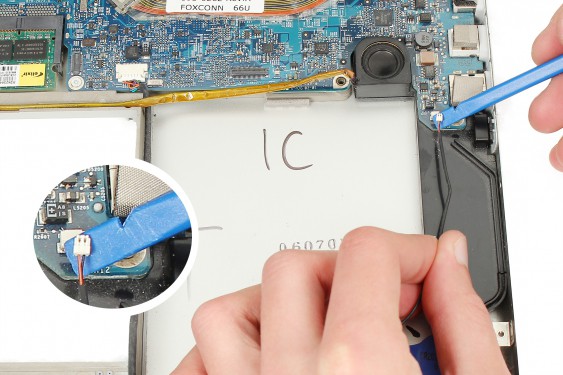 Guide photos remplacement pile de sauvegarde Macbook Pro 17" Modèles A1151, A1212, 1229 & A1261 (Etape 23 - image 4)