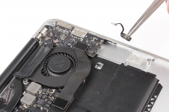 Guide photos remplacement microphone Macbook Air 13" mi-2011 EMC2469 (A1369) (Etape 10 - image 2)